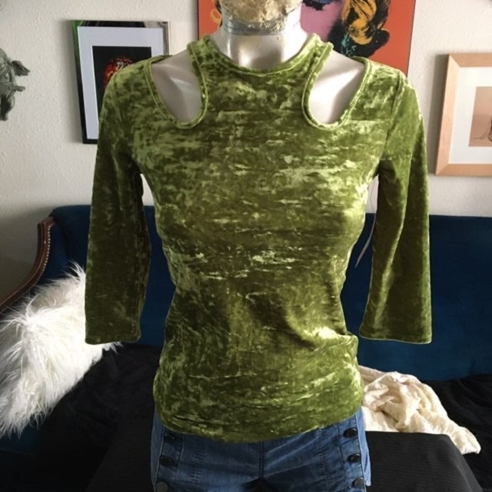 𝅺NWT Bisou Bisou Crushed Velvet Green Cold Shoulder Top